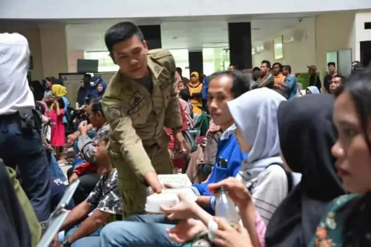 Bupati Zaki Bagi-bagi 1.000 Bungkus Makanan Cepat Saji