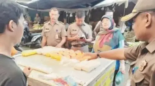 Empat Pedagang Digiring ke Satpol PP Terciduk Jual Bahan Makanan Mengandung Formalin