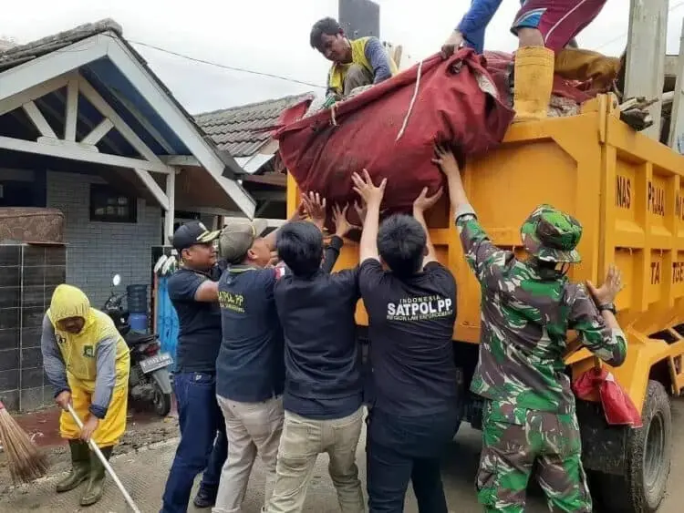 Bidang Gakumda Ikut Bersihkan Sisa Banjir