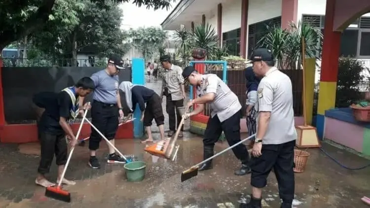 Kapolres Tangsel Pimpin Bersih-bersih Lumpur dan Sampah