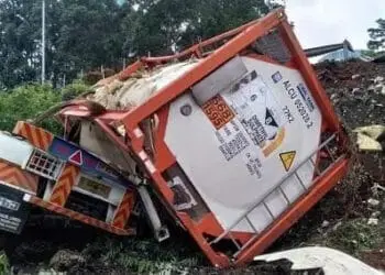 Truk Berbahan Kimia Timpa Dua Mobil
