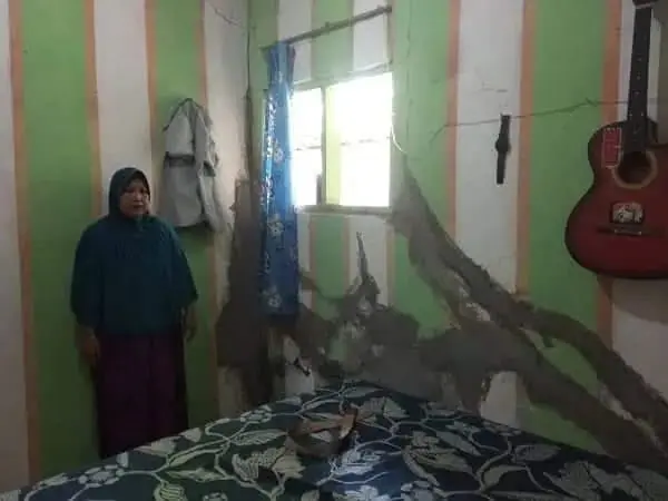 Puluhan Rumah Retak