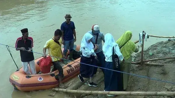 Siswa Nekat Seberangi Sungai Ciberang