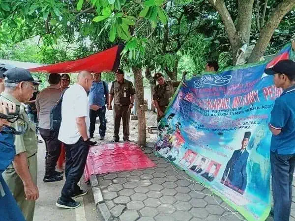 Polisi Selidiki Spanduk King Of The King