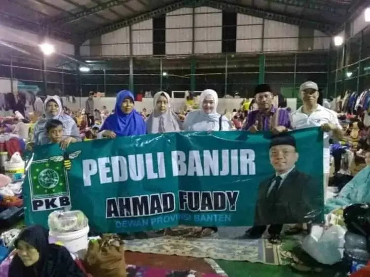 Bantu Korban Banjir, Anggota DPRD Banten Bagi-bagi Sembako