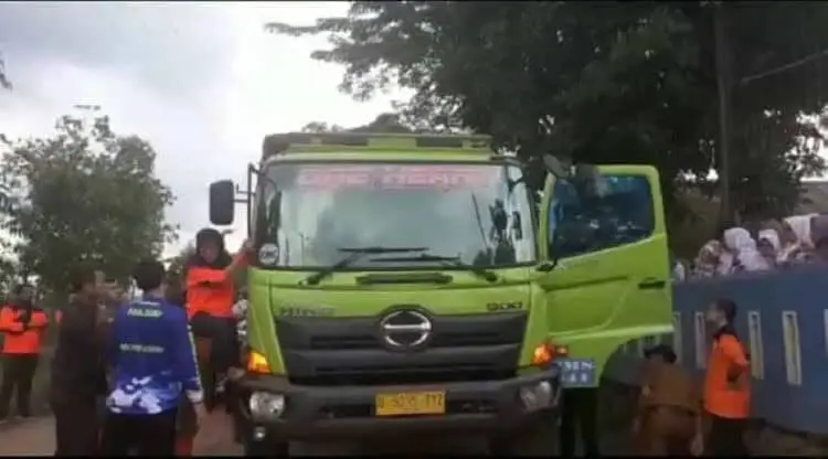 Sebabkan Jalan Rusak, Bupati Iti Marahi Sopir Truk Tanah