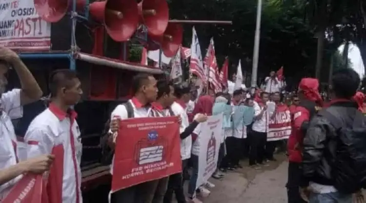 Perundingan Gagal, Ratusan Buruh Geruduk PT ISS