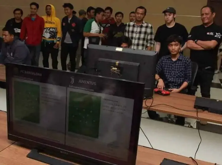 Penggemar e-Sports Adu Ketangkasan di Gedung Dewan