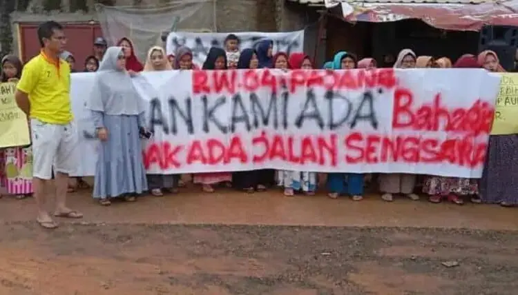 Minta Akses, Warga Pajang Demo Proyek JORR