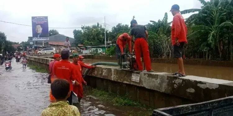Pemkot Tangsel Terjunkan Pompa dan Perahu ke Lokasi Banjir