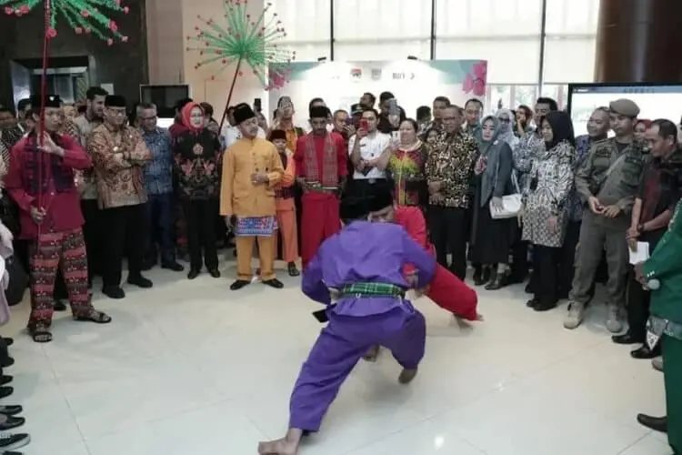 Di Depan Puluhan Walikota, Gubernur Wahidin Puji Airin