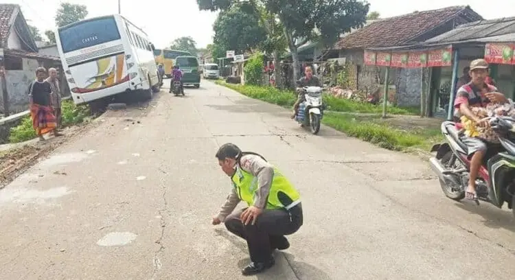 Jatuh saat Hendak Menyalip, Karyawati Tewas Terlindas Bus