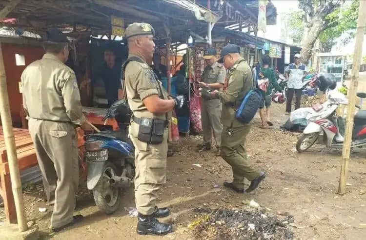 Jadi Biang Macet Jalan Raya Daon, Puluhan PKL Ditertibkan