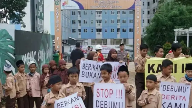 Timbulkan Polusi, Ratusan Siswa Protes Pembangunan Apartemen