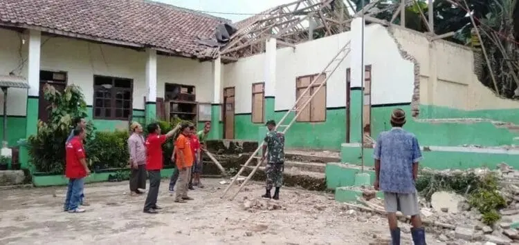 Diterjang Angin Kencang, Dua Ruang Kelas MTs Al Khairiyah Ambruk