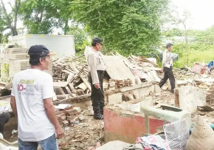Dihantam Angin dan Hujan, Rumah Bilik Ambruk