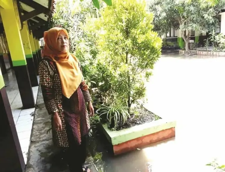 Drainase Tersumbat Sampah, SDN Rancabangao III Terendam