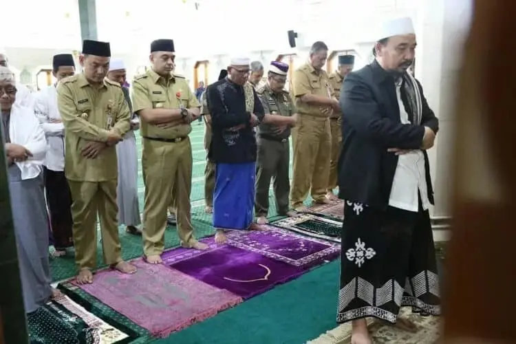 Gus Sholah Wafat, Bupati Zaki dan PCNU Gelar Salat Ghoib