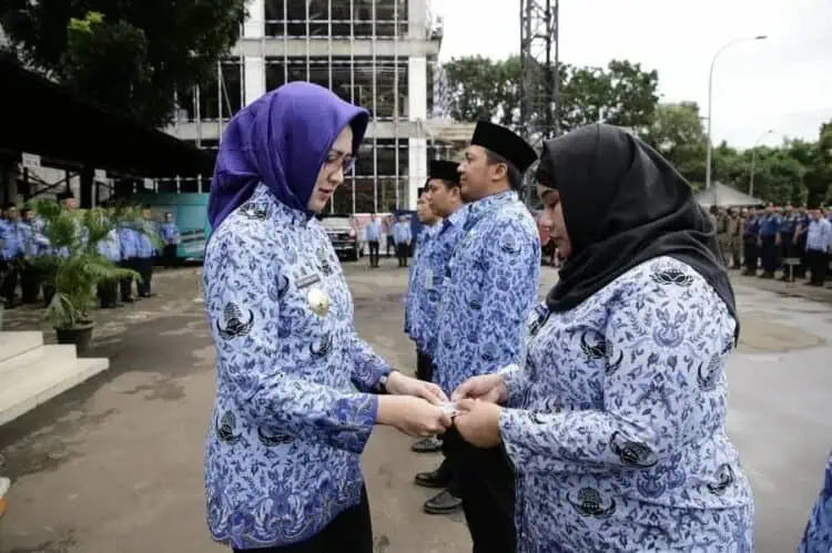 Walikota Airin Serahkan 38 Ribu e-KTP
