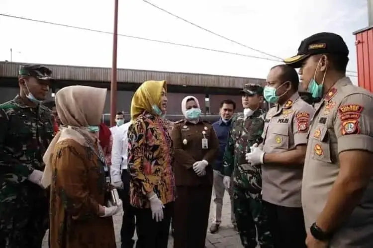 Airin Pimpin Penyemprotan Disinfektan di Stasiun Rawa Buntu
