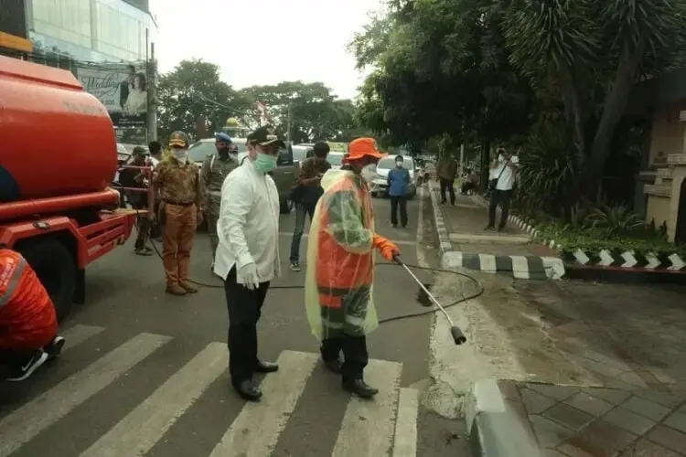 Walikota Arief Pimpin Penyemprotan Massal Disinfektan