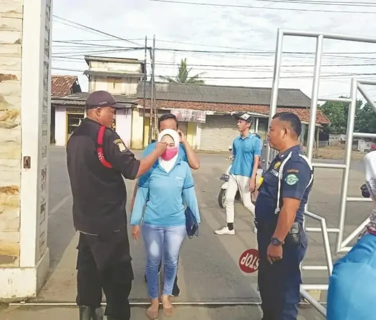 Suhu Tubuh Ribuan Buruh di Pasar Kemis Diperiksa