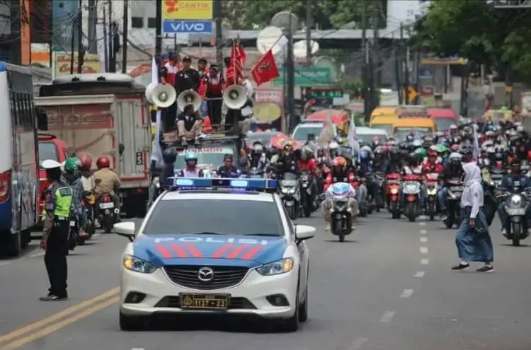 Unjuk Rasa Buruh Tutup Ruas Jalan Serang