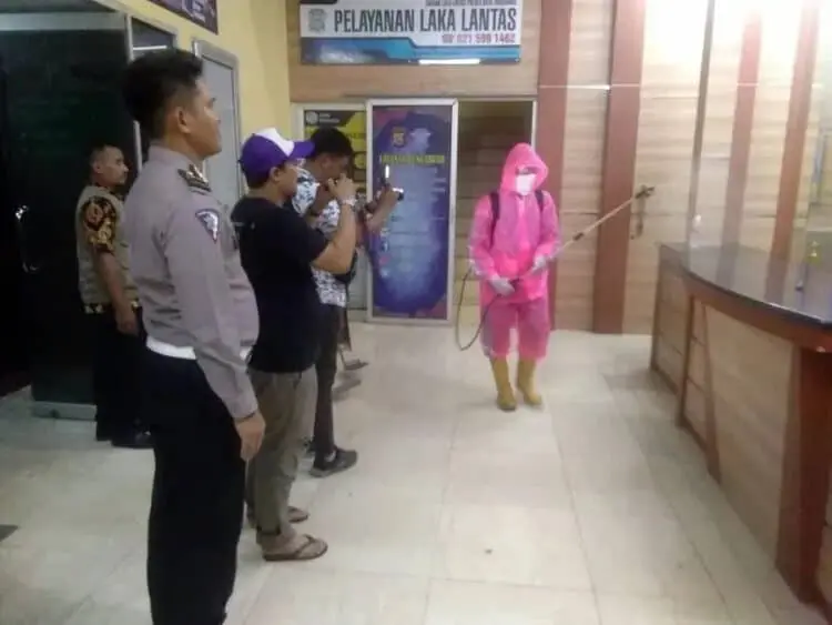 Ruang Pelayanan Satlantas Polresta Tangerang Disemprot Disinfektan