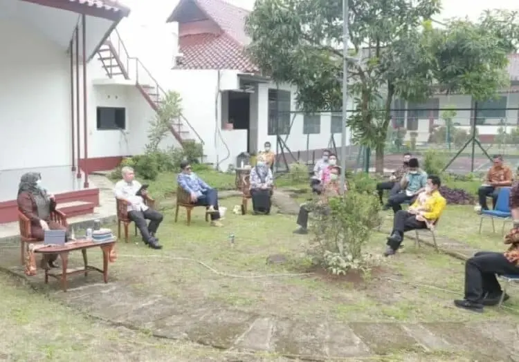 Rakor Bahas Corona, Bupati Irna dan Kepala OPD Duduk Berjauhan