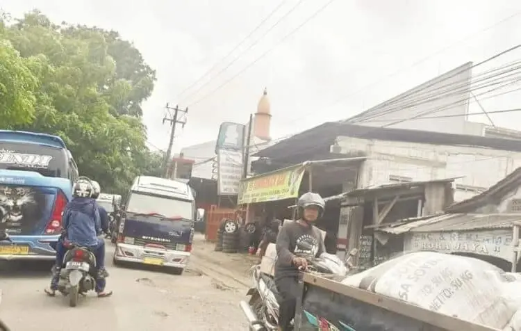 Warga Keluhkan Rusaknya Jalan Penghubung Kota-Kabupaten