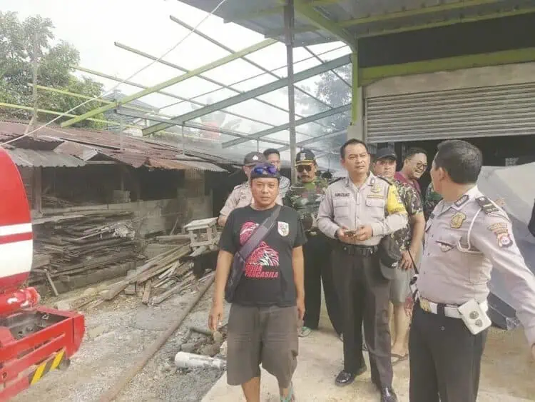 Percikan Las Picu Kebakaran Gudang Kayu