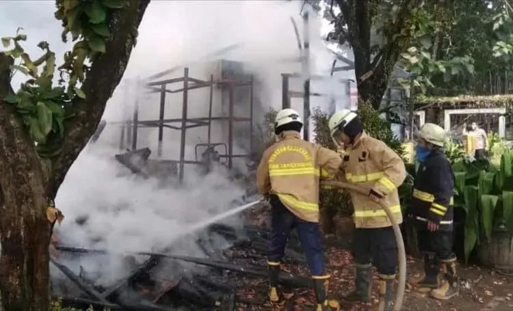 Dua Mes Pekerja di Kelapa Dua Terbakar