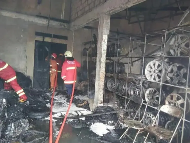 Toko Variasi Mobil di Pondok Karya Ludes Terbakar
