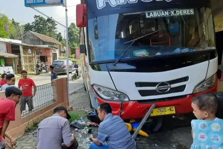 Bus Murni Tabrak Motor lalu Hantam Rumah