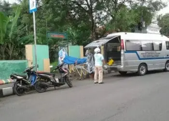 Heboh, Tim Medis Makamkan Jenazah Pakai APD Covid-19