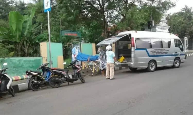 Heboh, Tim Medis Makamkan Jenazah Pakai APD Covid-19
