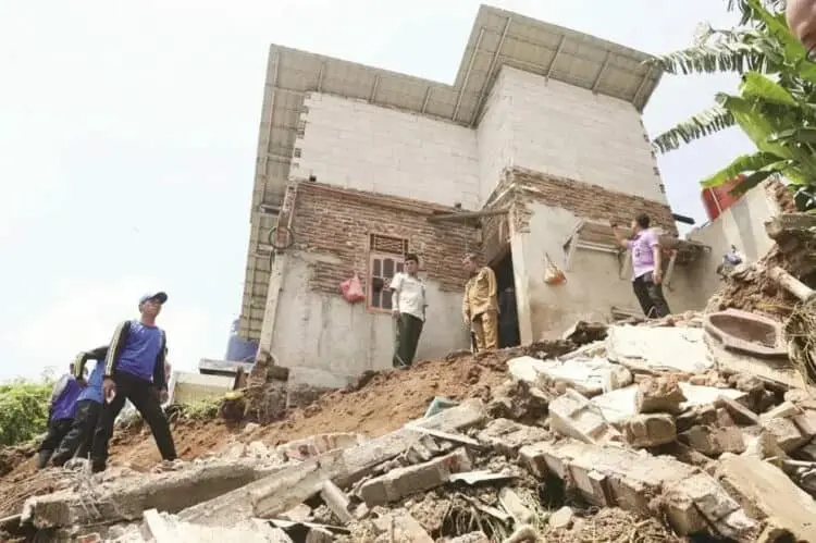 Akibat Longsor, Satu Rumah di Kota Serang Roboh