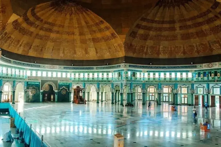 Salat di Masjid, Umat Muslim Diminta Bawa Sajadah