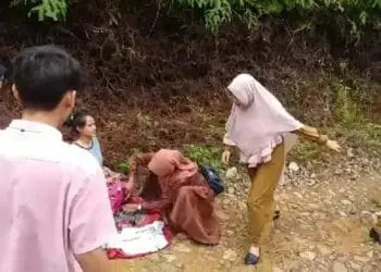 Warga Lebak Melahirkan di Jalanan Rusak