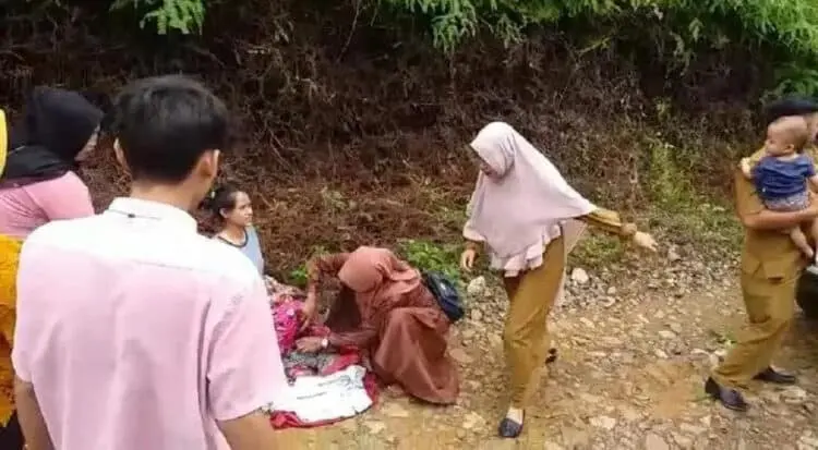 Warga Lebak Melahirkan di Jalanan Rusak