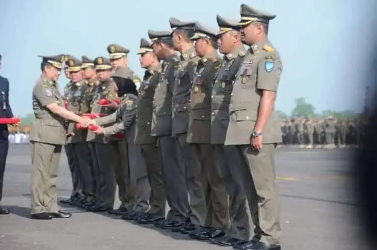 HUT Satpol PP, Bupati Iti Octavia Jayabaya Terima Penghargaan Karya Bhakti Peduli