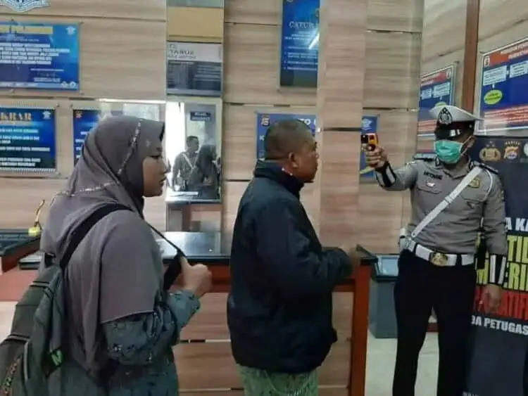 Suhu Tubuh Pemohon SIM dan Anggota Satlantas Dicek