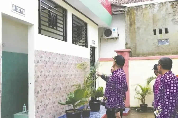Temukan Sanisek Tak Terawat, Bupati Zaki Iskandar Geram