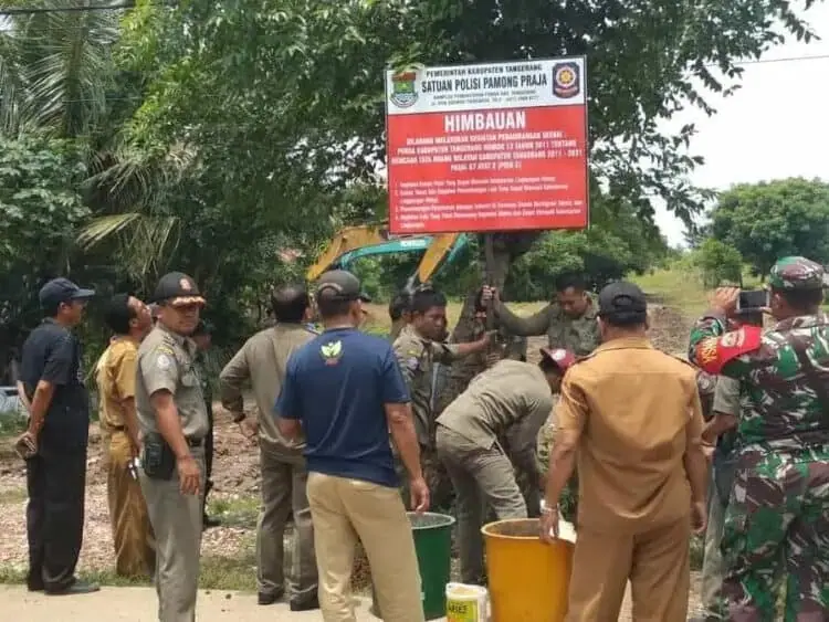 Antisipasi Galian Tanah, Satpol PP Kabupaten Tangerang Pasang Plang
