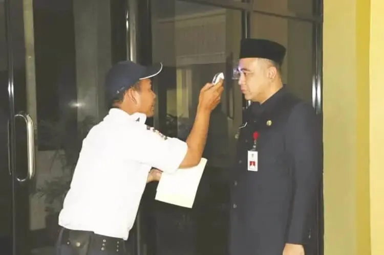 Masuk Kantor, Bupati Zaki Cek Suhu Tubuh