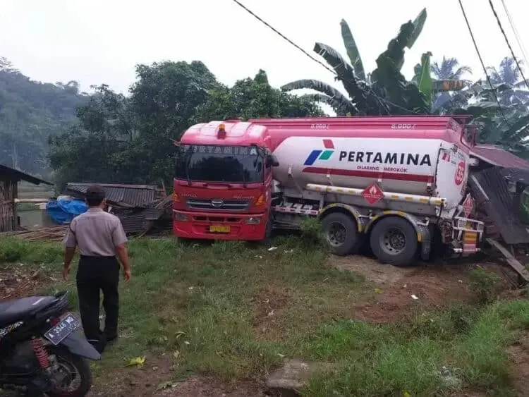 Diduga Diadang Orang Gila, Truk Tangki BBM Tabrak Dua Warung