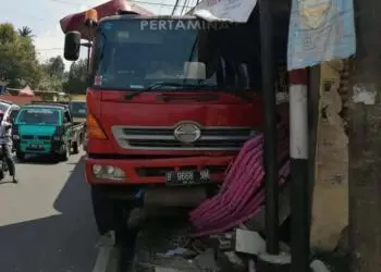 Rem Blong, Truk Elpiji Seruduk Warung