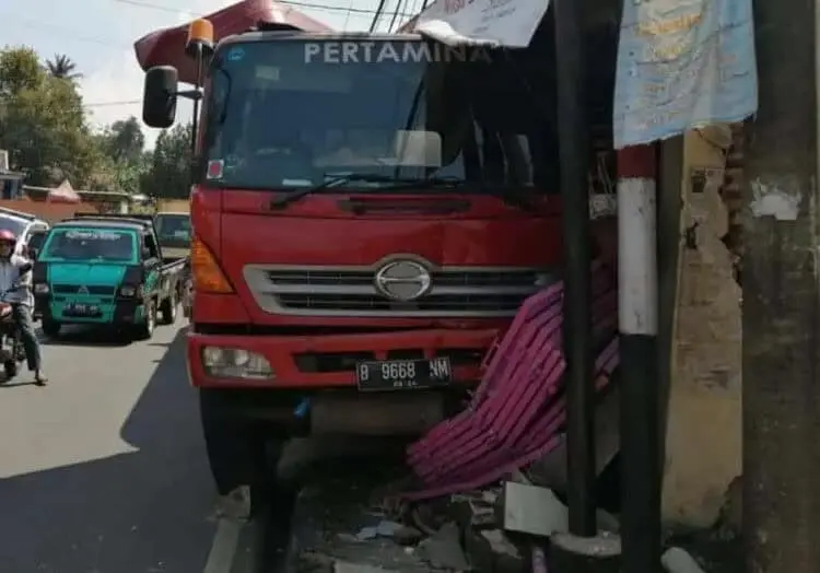 Rem Blong, Truk Elpiji Seruduk Warung