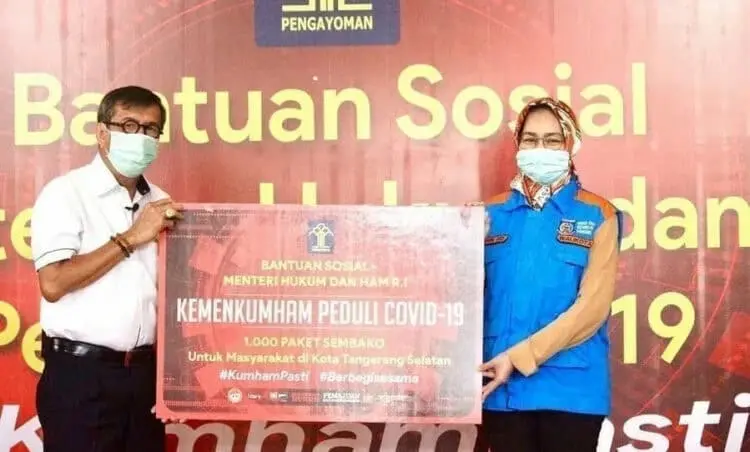Menkumham Sumbang Seribu Paket Sembako dan Masker ke Pemkot Tangsel