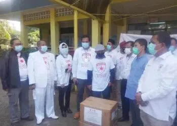 PENYERAHAN BANTUAN: Satgas Lawan Covid-19 DPRD Kabupaten Tangerang bersama Wakil Ketua Komisi IX DPR RI Emanuel Melkiades Laka, saat memberikan bantuan ribuan APD ke 5 RS di wilayah Kabupaten Tangerang, Rabu (22/4). (FAJAR ADITYA KUSUMA/SATELIT NEWS)